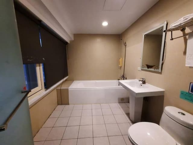 Gugis inn-Deluxe Double Room-6