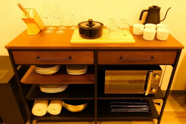 【室内】調理器具：食器、電子レンジ、オーブン、ケトル、まな板etc