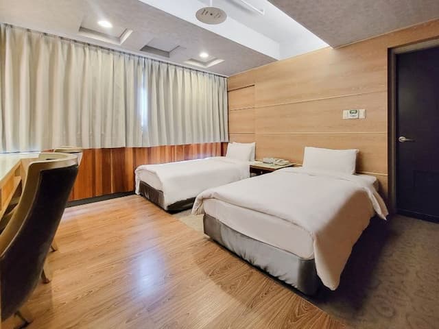 CHECK inn Express Taichung Feng Chia-Deluxe Twin Room-1