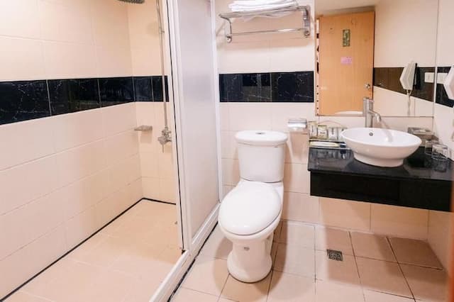 華登商務大飯店 ｜洲際棒球場10分鐘 ｜-商務雙人房-4