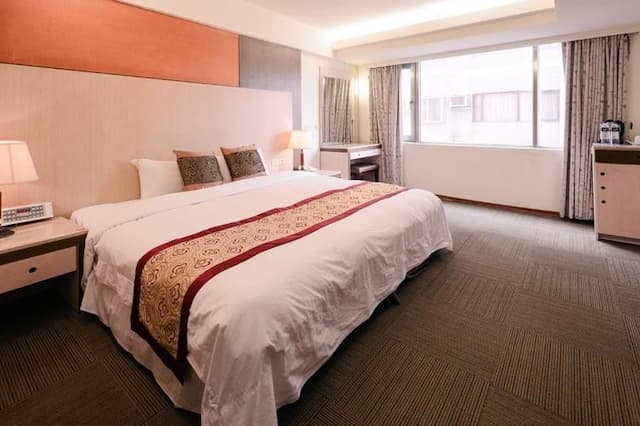 華登商務大飯店 ｜洲際棒球場10分鐘 ｜-豪華雙人房-1