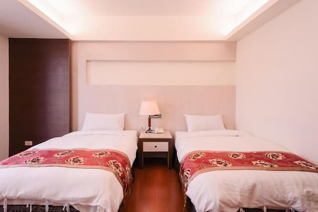 華登商務大飯店 ｜洲際棒球場10分鐘 ｜-豪華雙人房-3