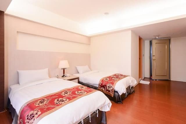 華登商務大飯店 ｜洲際棒球場10分鐘 ｜-豪華雙床房-5