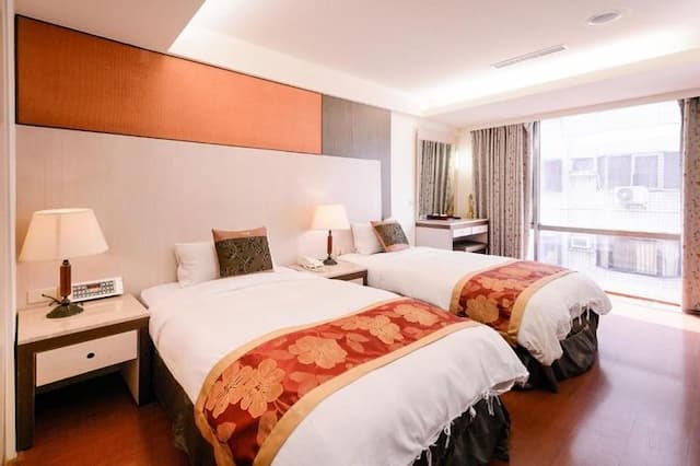 華登商務大飯店 ｜洲際棒球場10分鐘 ｜-豪華雙床房-1