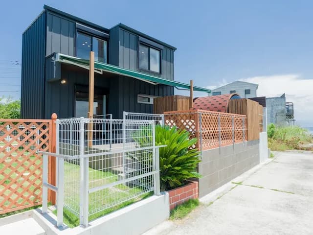 【外観・105】ペット同泊可の客室にはプチドッグランを完備。わんちゃんものびのびリラックス。