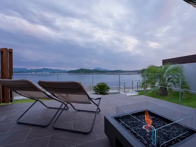 【ファイヤーピット】夕日に染まる海と炎を眺めながら、ゆっくり流れる時間に身を任せてみては。