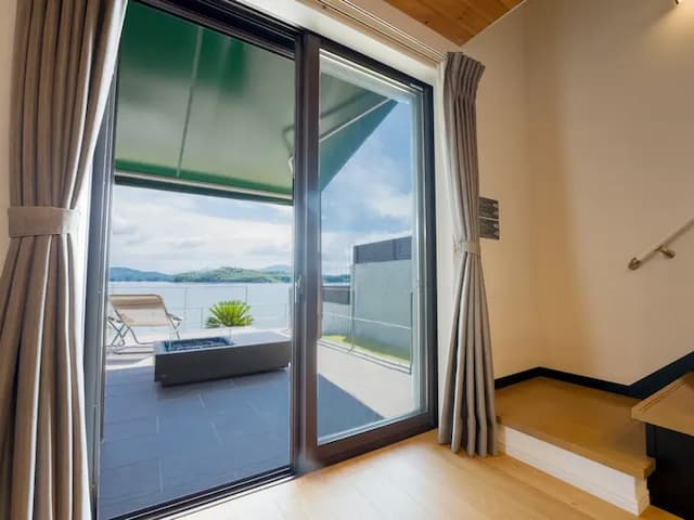 【リビング】室内からも目の前に広がる海と空の景色を一望できます。