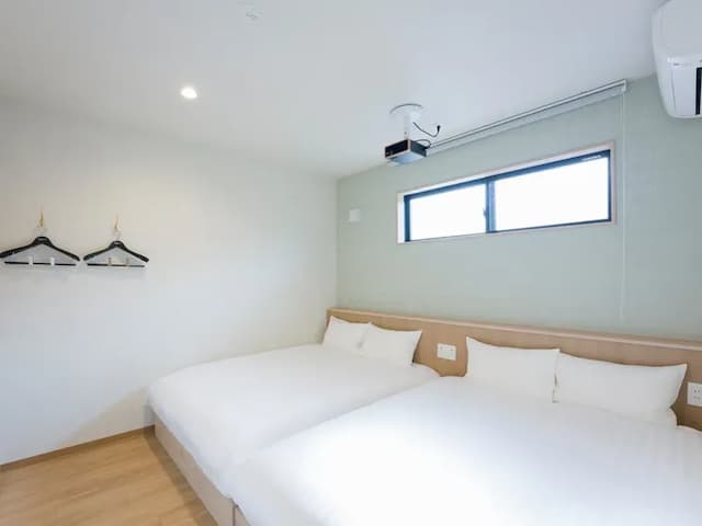 【8名定員 客室一例】ダブルベッド2台の寝室