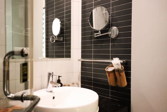 Roots Chew Hotel-Deluxe Quadruple Room-9