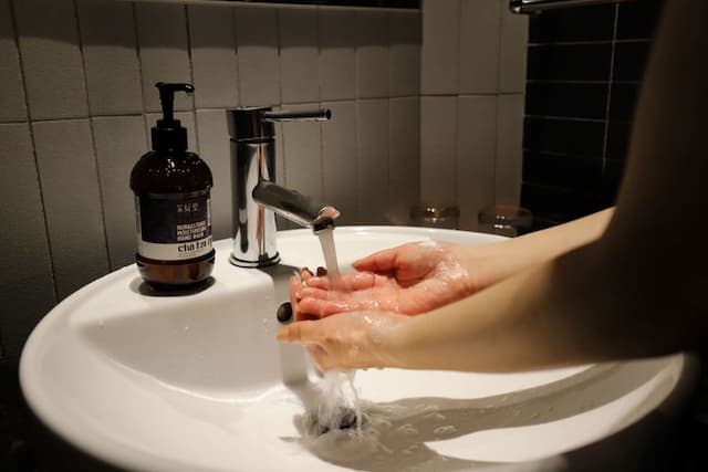 Roots Chew Hotel-Deluxe Quadruple Room-10