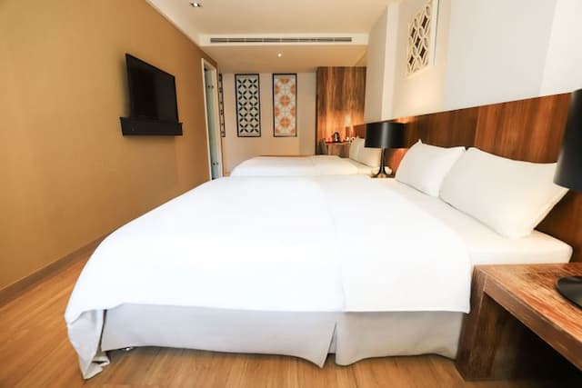 Roots Chew Hotel-Deluxe Quadruple Room-3