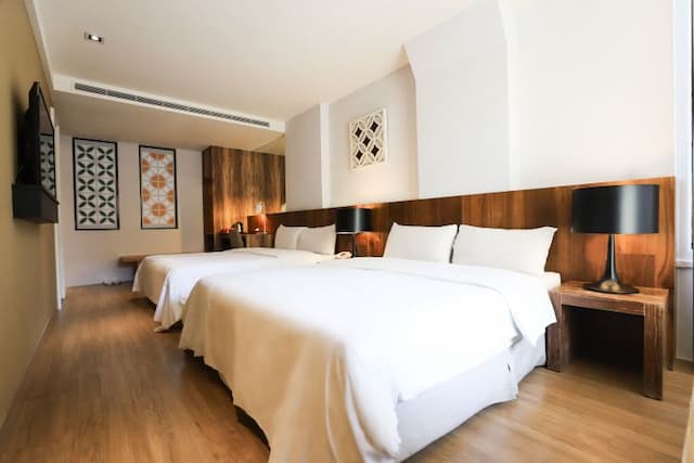 Roots Chew Hotel-Deluxe Quadruple Room-1