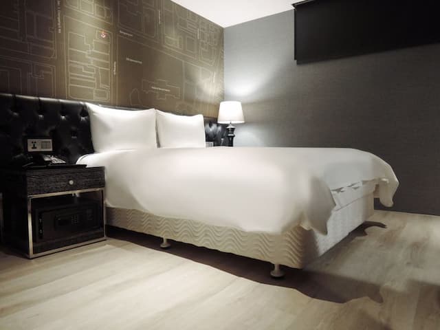 CHECK inn Taipei Main Station-Standard Double Room without Window-1