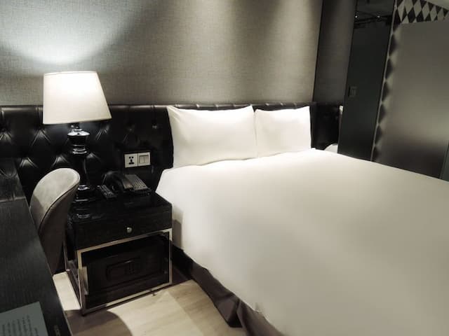 CHECK inn Taipei Main Station-Classic Double Room without Window-4