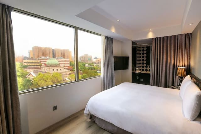 CHECK inn Taipei Main Station-Superior Double Room with City View-1
