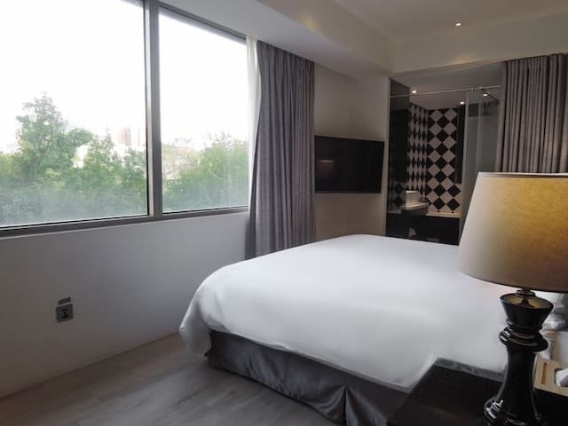 CHECK inn Taipei Main Station-Superior Double Room with City View-2