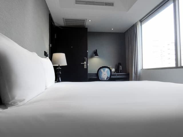 CHECK inn Taipei Main Station-Superior Double Room with City View-3