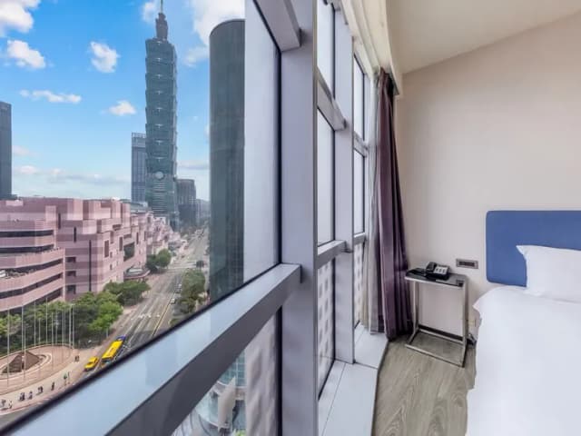CHECK inn Taipei Xinyi-Deluxe Double Room with 101 View-3