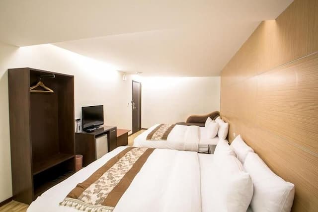 Huang Shin Business Hotel-Chung Kang-Deluxe Family Room- No Window-3