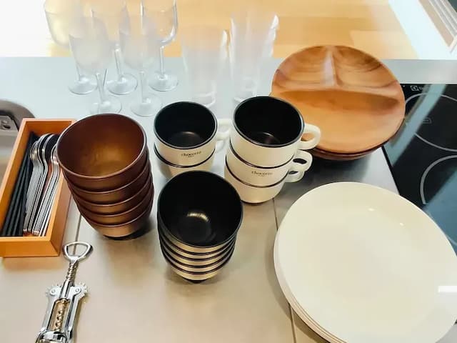 ・キッチンには調理器具やお皿も完備