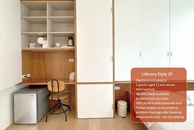 結合書桌與收納空間，搭配木作與冰箱，是整理思緒與生活的小角落。