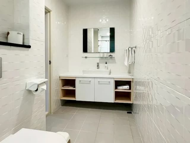 乾濕分離設計，大面鏡子與洗手台明亮整潔，帶來安心的洗漱體驗。