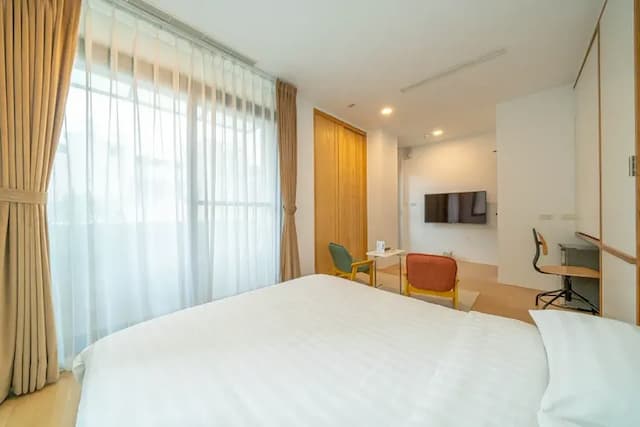 床邊電視支援 Netflix，為夜晚增添一點專屬的放鬆時光。