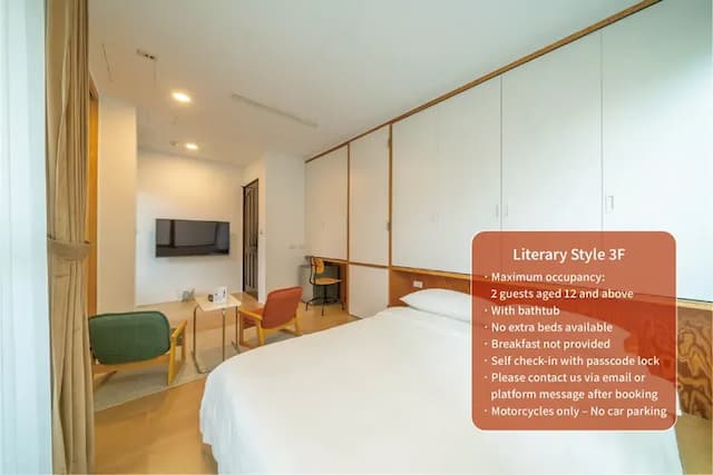 雙人房配有電視與雙椅小茶几，讓旅人在空間中輕鬆轉換心情，感受自在的片刻。