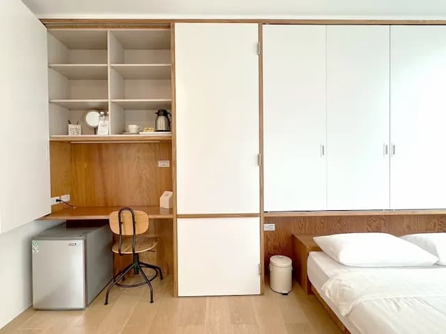 結合書桌與收納空間，搭配木作與冰箱，是整理思緒與生活的小角落。