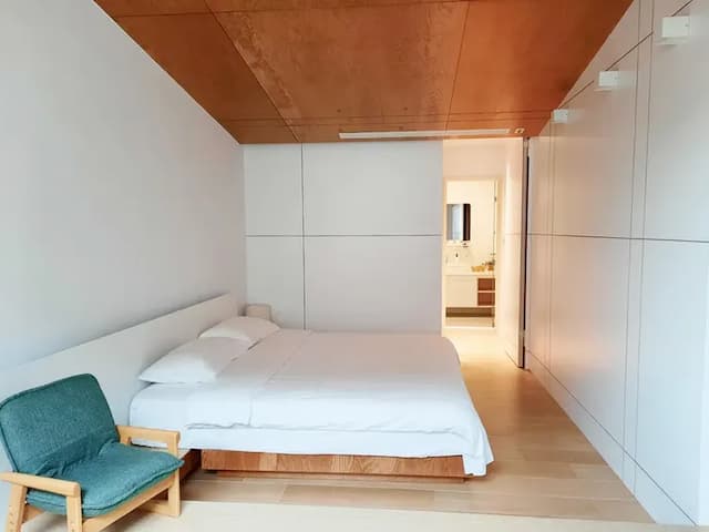 色彩座椅點綴整體空間，溫暖活潑又不失簡約質感。