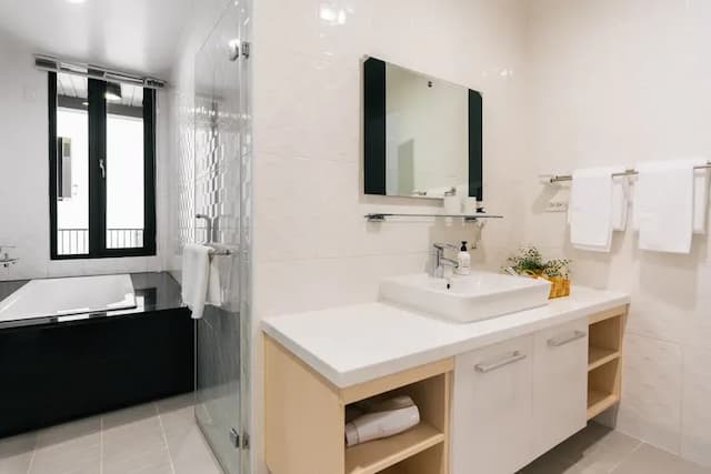 寬敞明亮的乾濕分離浴室，設有浴缸與大片採光窗。