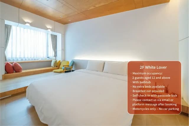 雙人床鋪搭配背光設計，創造溫潤柔和的空間氛圍。