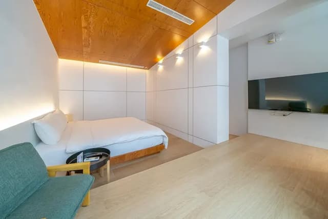 木質與白牆交織的清爽設計，展現沉靜簡約風格。