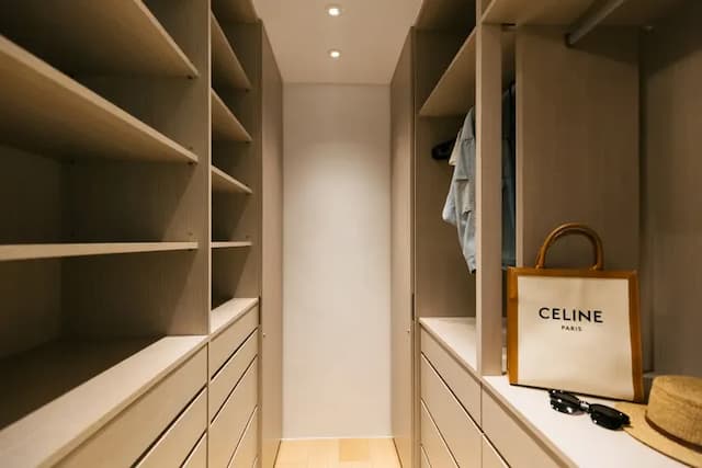 貼心設有衣物更衣間，收納空間充裕，讓長住或行李較多也能自在安放。