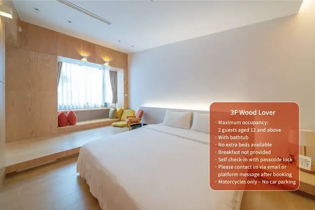 選用手工訂製床墊，柔軟舒適、支撐性佳，搭配溫潤木質與簡潔白牆，打造安穩放鬆的休息角落。