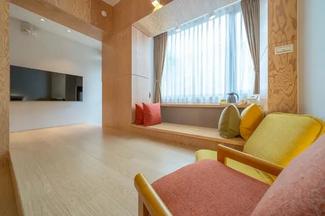 電視牆與木質空間相互平衡，適合在舒適角落享受專屬的追劇時光。