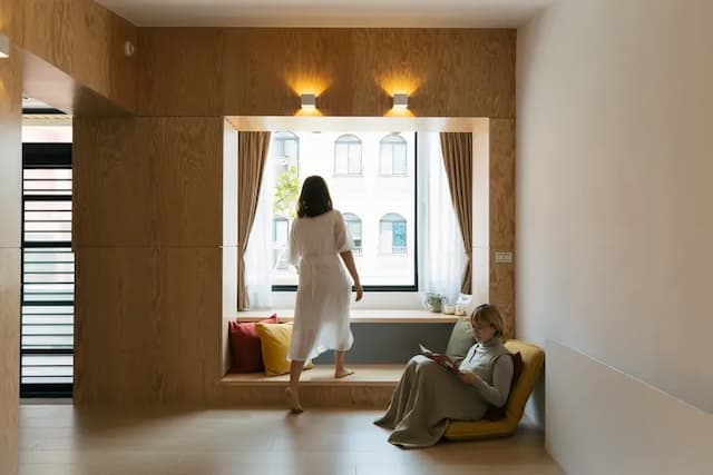 靠窗臥榻搭配柔和自然光，提供一處放鬆閱讀與自在望景的舒適角落。