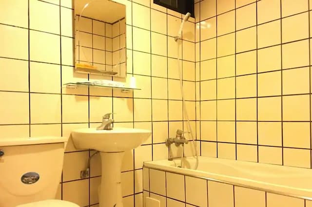 Jin Hua Cold Spring Hotel-Room for six people (Free Bubble Cold/Hot Spring in Room)-5