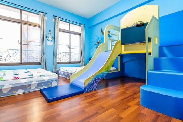 小搗蛋親子民宿 l 卡通服裝、親子遊戲區-高級四人房-附浴缸-海底世界-1