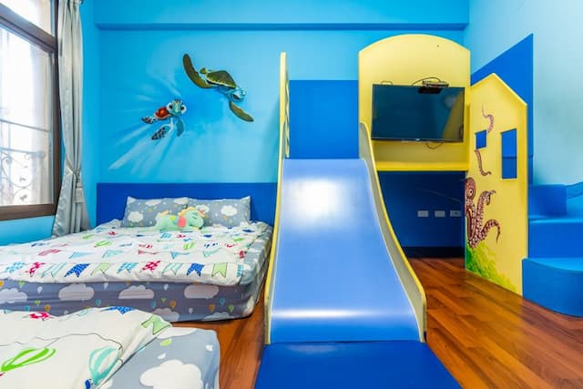 小搗蛋親子民宿 l 卡通服裝、親子遊戲區-高級四人房-附浴缸-海底世界-2