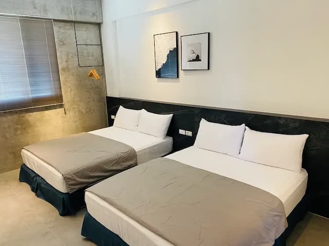 Midsummer Guest House-Quadruple room with balcony (standard double bed)-302-2