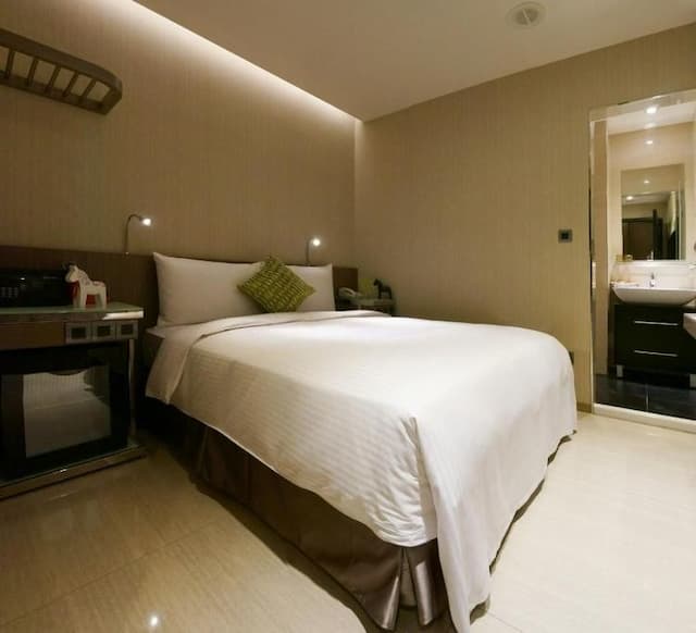 Hotel B7-Standard double room (no window)-1