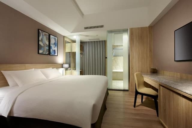 THE HO HOTEL-Double Room with Balcony-2
