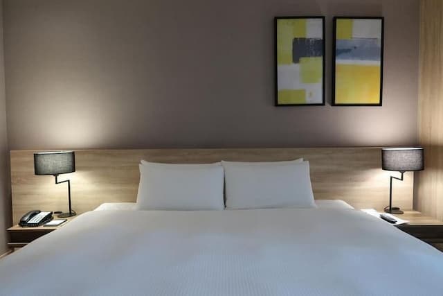 THE HO HOTEL-Double Room with Balcony-1