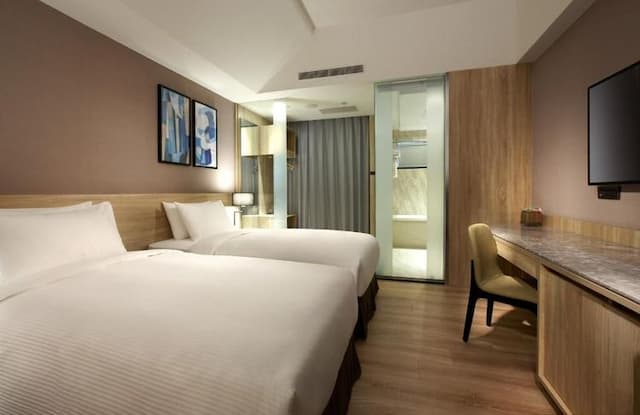 THE HO HOTEL-Twin Room with Balcony-2