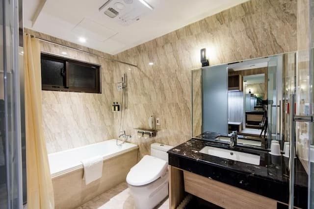 THE HO HOTEL-Twin Room with Balcony-5