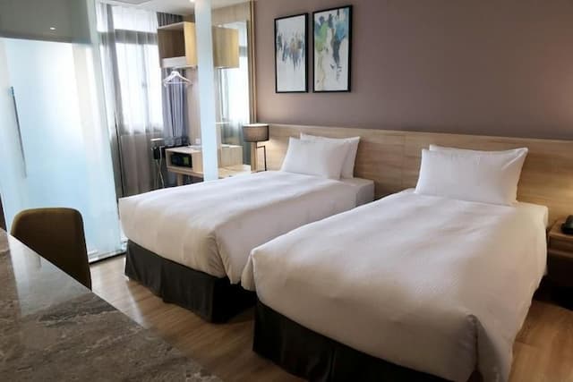 THE HO HOTEL-Twin Room with Balcony-1
