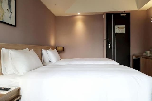 THE HO HOTEL-Twin Room with Balcony-4