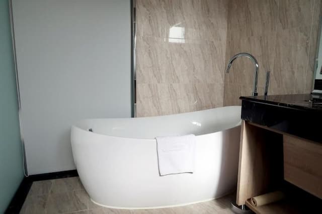 THE HO HOTEL-Deluxe Twin Room-6