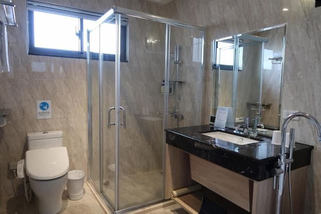 THE HO HOTEL-Deluxe Quadruple Room-5